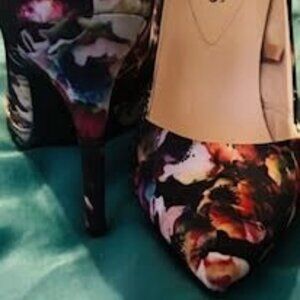 STUNNIG GUESS FLORAL PUMPS